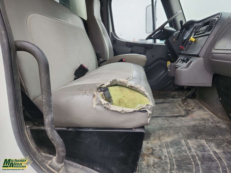 2007-freightliner-m2-106-image-21