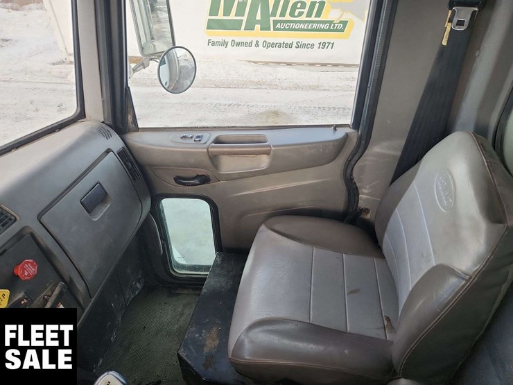 2011-peterbilt-348-image-23