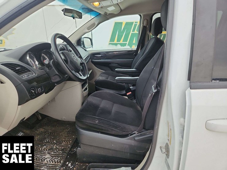 2015-dodge-grand-caravan-sxt-image-14