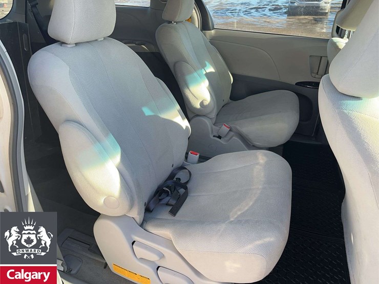2013-toyota-sienna-image-18