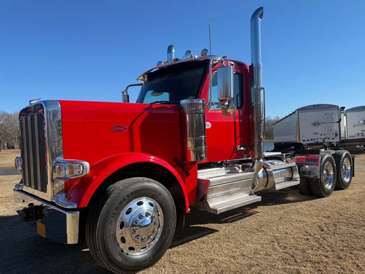 2025-peterbilt-589-image-1