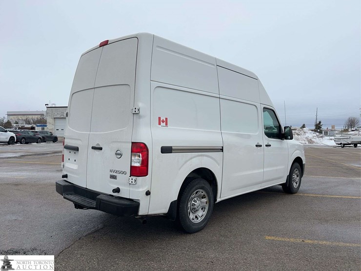 2012-nissan-nv2500hd-image-4