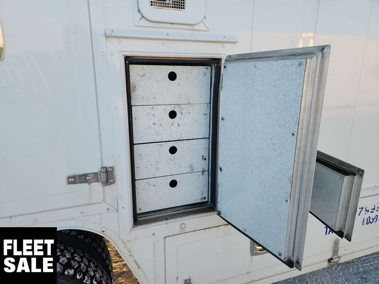 2006-ford-f550-image-40