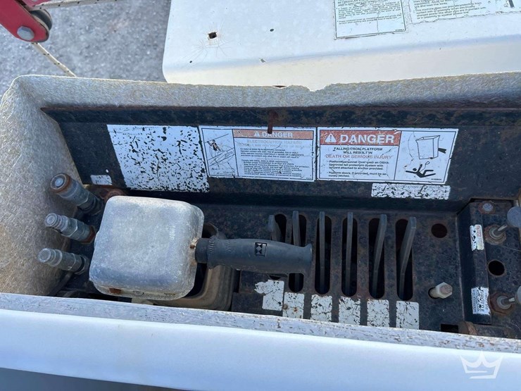 2006-freightliner-m2-bucket-truck-image-35