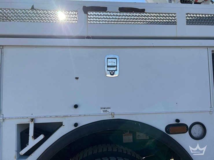 2013-freightliner-m2-bucket-truck-image-36