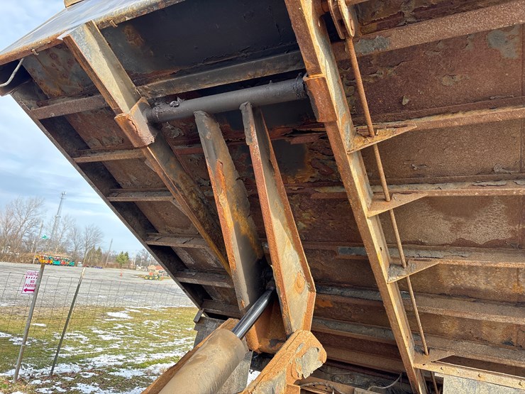 #1113-•-2004-gmc-sierra-pickup-truck-image-28