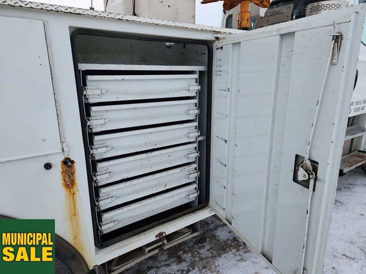 2016-freightliner-m2-106-image-33