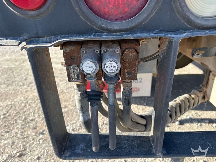 2006-freightliner-m2-bucket-truck-image-25