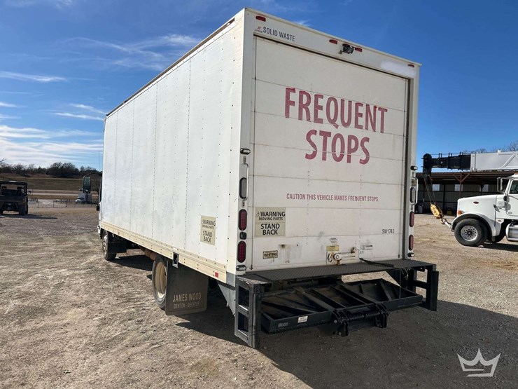 2016-isuzu-box-truck-image-2