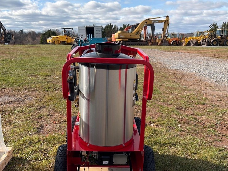 magnum-4000-series-hot-water-pressure-washer-image-2