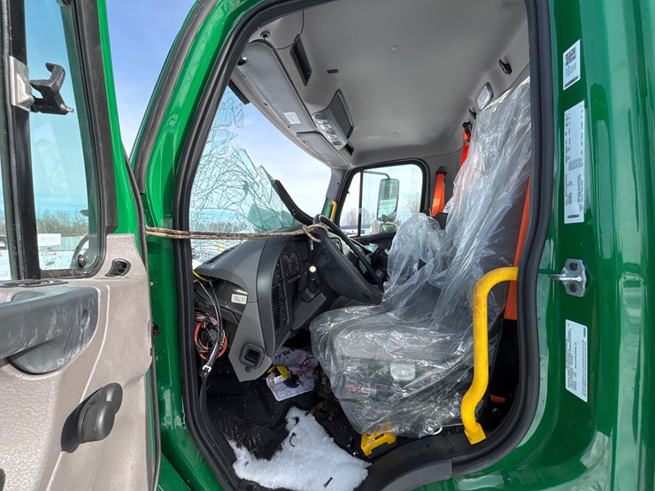 2024-freightliner-m2-106-image-12