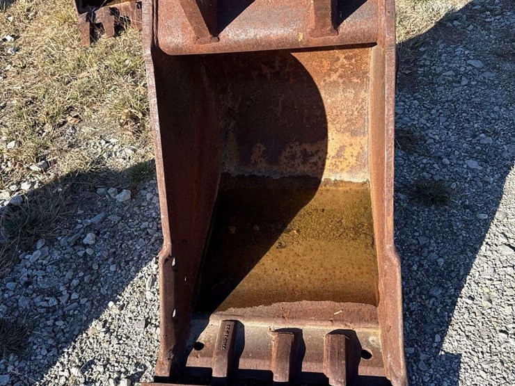 20in-digging-tooth-bucket-excavator-attachment-image-2