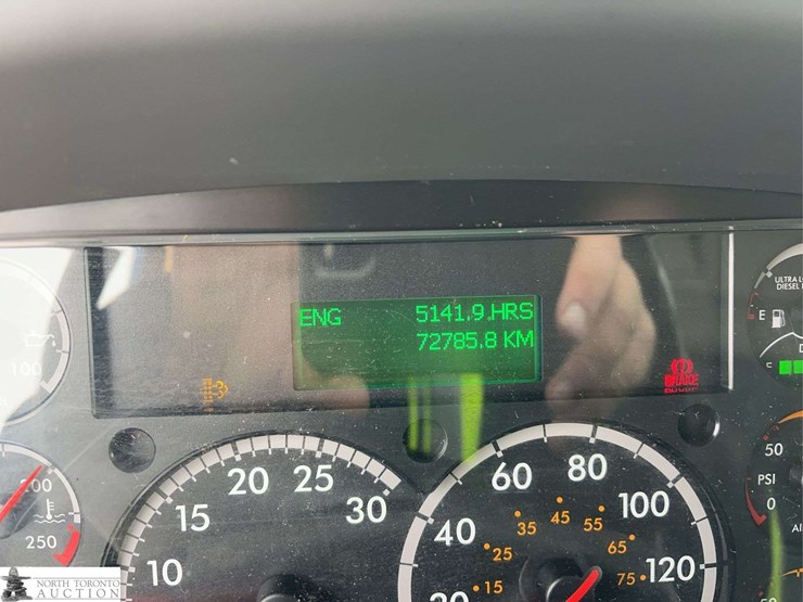 2011-freightliner-m2-106-image-17