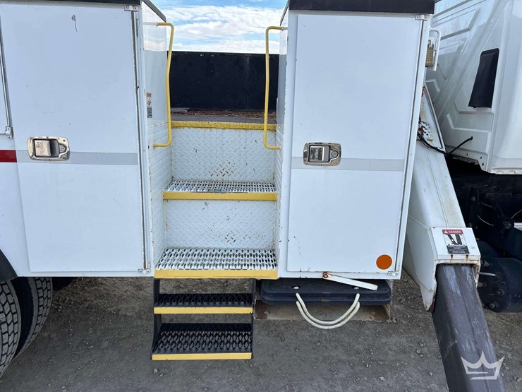 2007-international-derrick-digger-truck-image-33