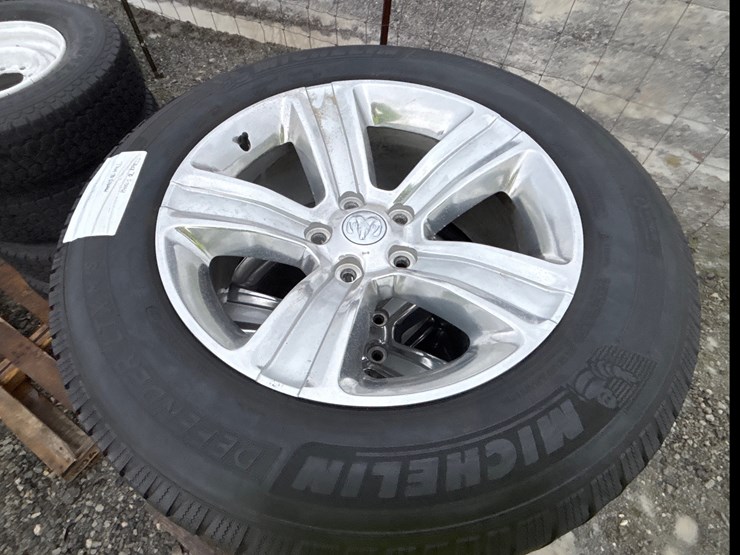 #6514-•-e1.-(4)-michellin-275/60r20-tires-on-rims-image-2