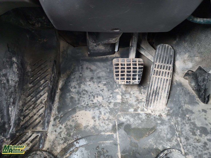 2007-freightliner-m2-106-image-11