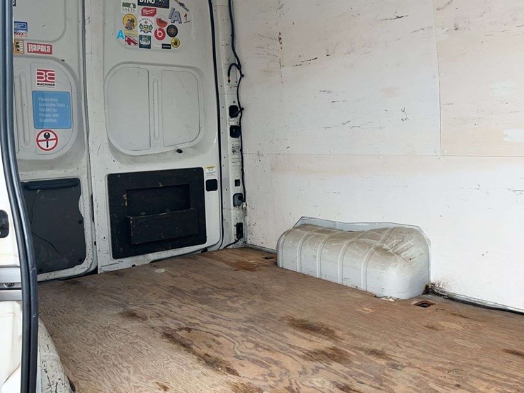 2012-nissan-nv2500hd-image-29