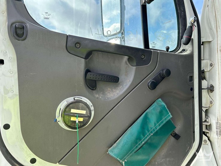 2013-freightliner-m2-ta45m-altec-bucket-truck-image-12