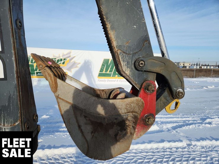 2015-deere-410l-image-18