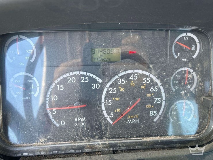 2006-freightliner-m2-bucket-truck-image-14