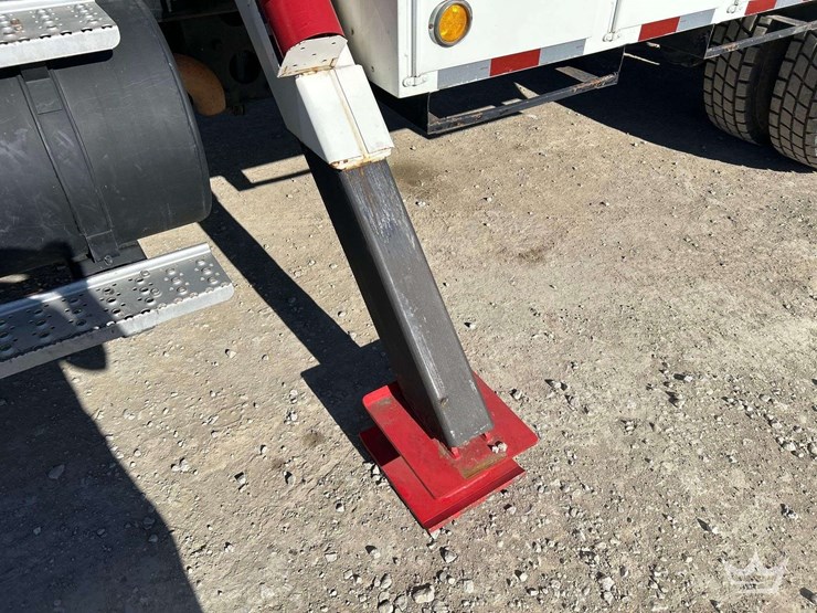 2006-international-bucket-truck-image-18