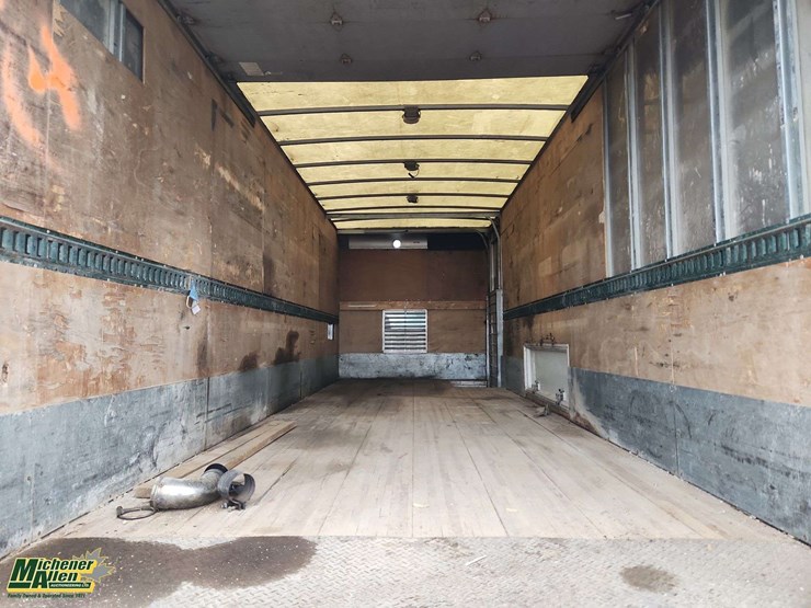 2007-freightliner-m2-106-image-15