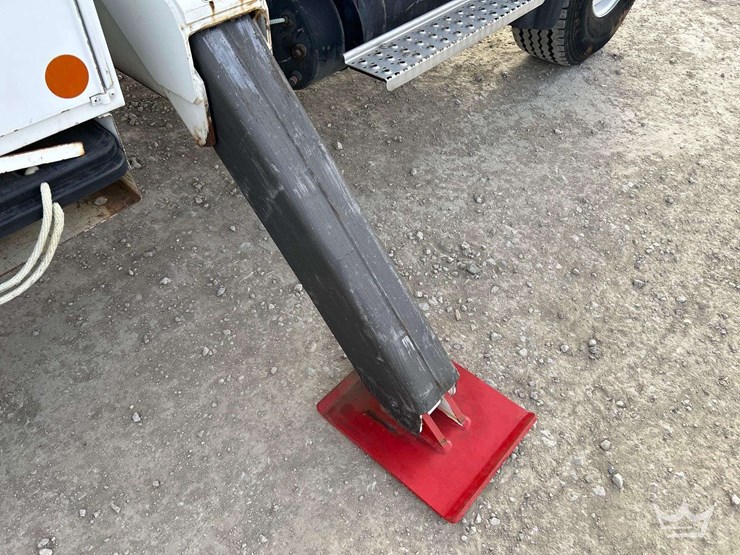 2007-international-derrick-digger-truck-image-34