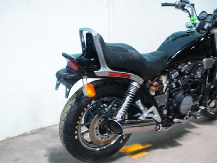 1984-honda-vf1100-magna-1100-motorcycle-image-3