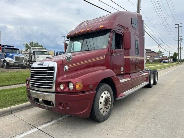 2004-freightliner-st120-truck-image-4