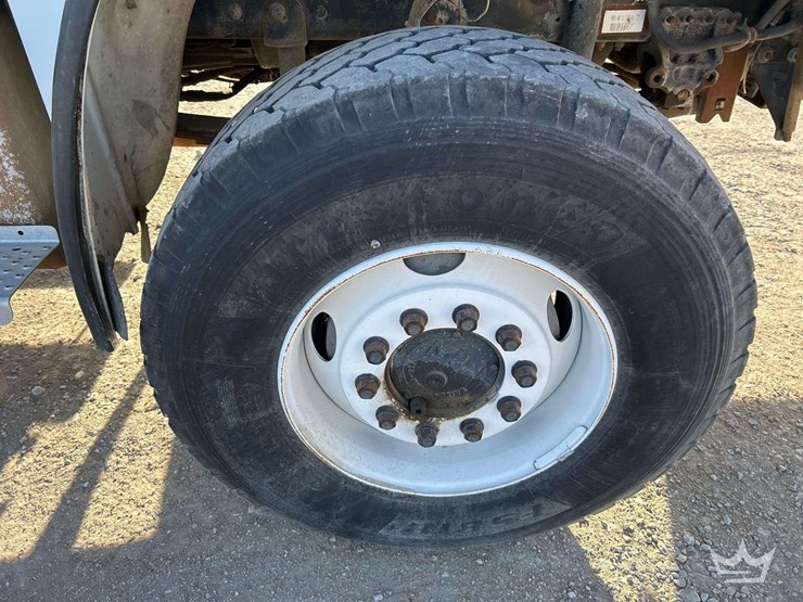 2006-freightliner-m2-bucket-truck-image-41