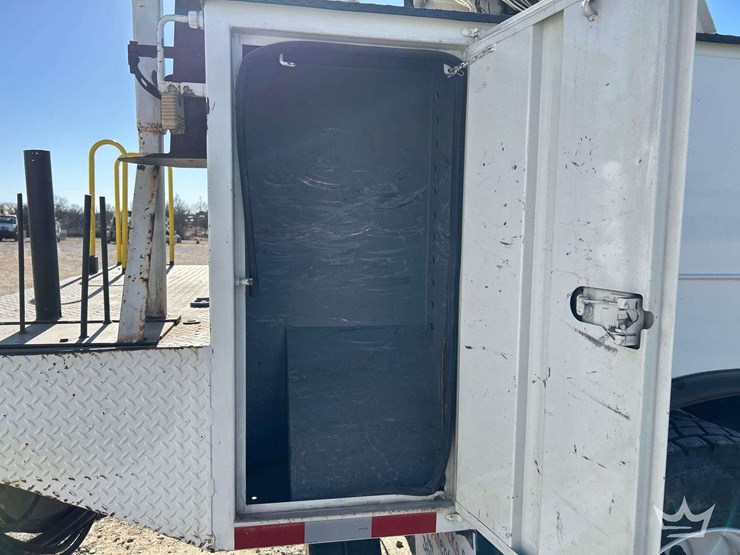 2006-international-bucket-truck-image-29