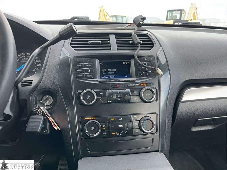 2019-ford-explorer-image-16