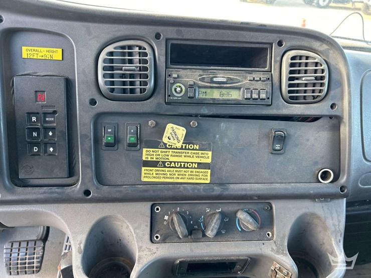 2006-freightliner-m2-bucket-truck-image-17