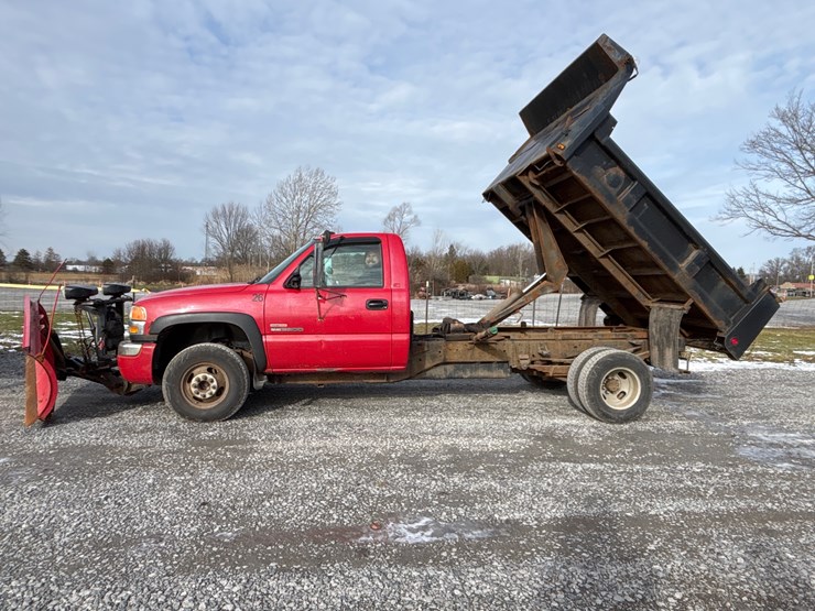#1113-•-2004-gmc-sierra-pickup-truck-image-1