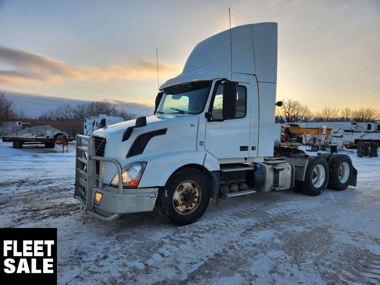 2015-volvo-vnl-t/a-day-cab-tractor-image-1