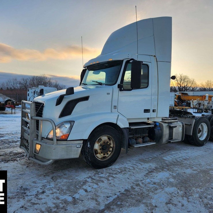 2015 Volvo VNL T/A Day Cab Tractor