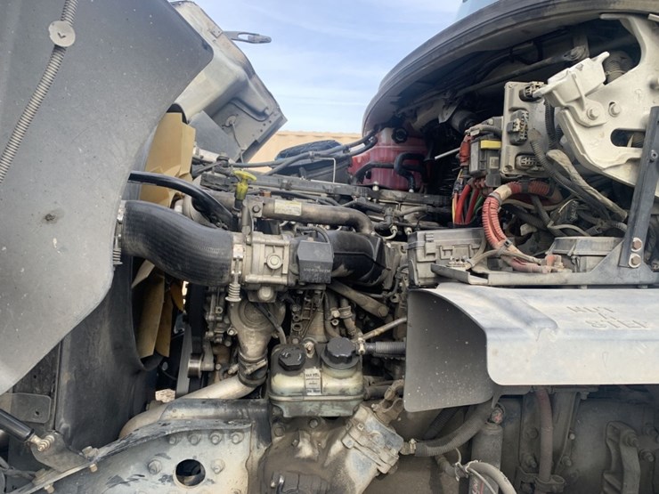 2016-freightliner-114sd-image-9