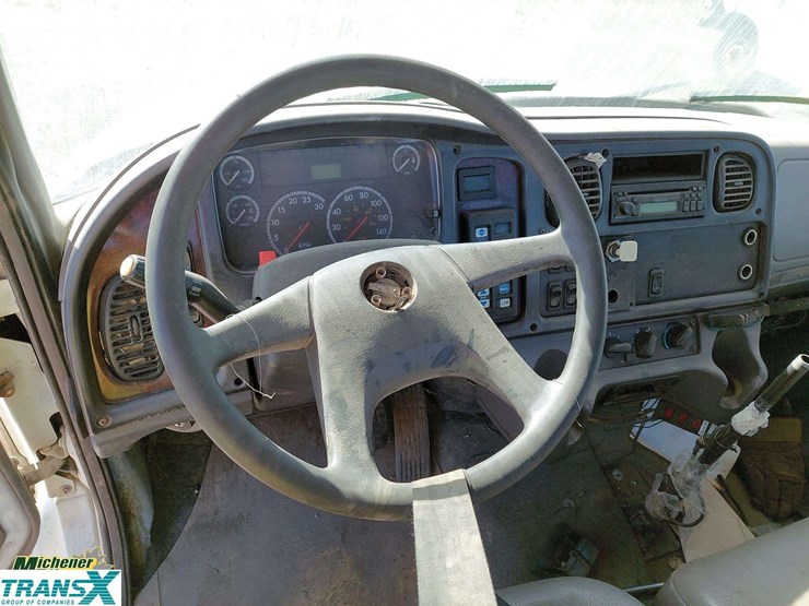 2005-freightliner-m2-106-image-13