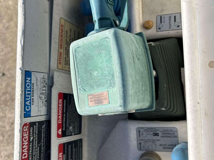 2013-freightliner-m2-bucket-truck-image-34