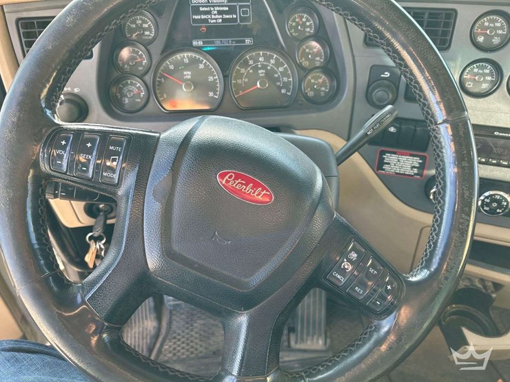 2017-peterbilt-567-image-13