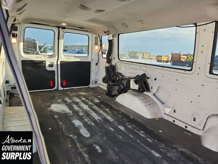 2014-ford-cargo-image-16