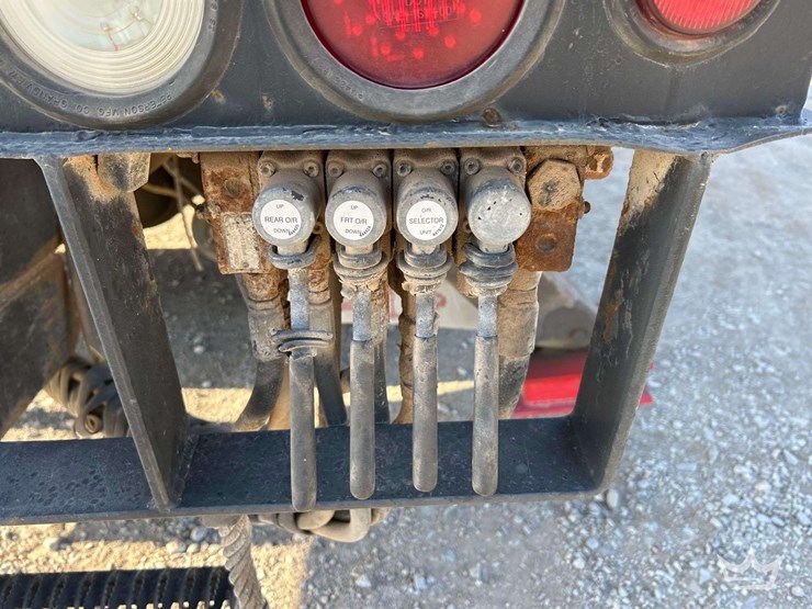 2006-freightliner-m2-bucket-truck-image-26