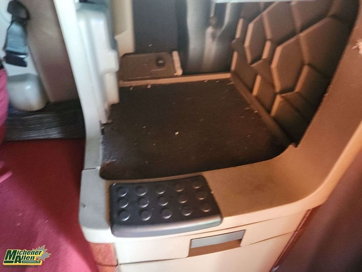 2009-freightliner-cascadia-t/a-sleeper-tractor-image-29