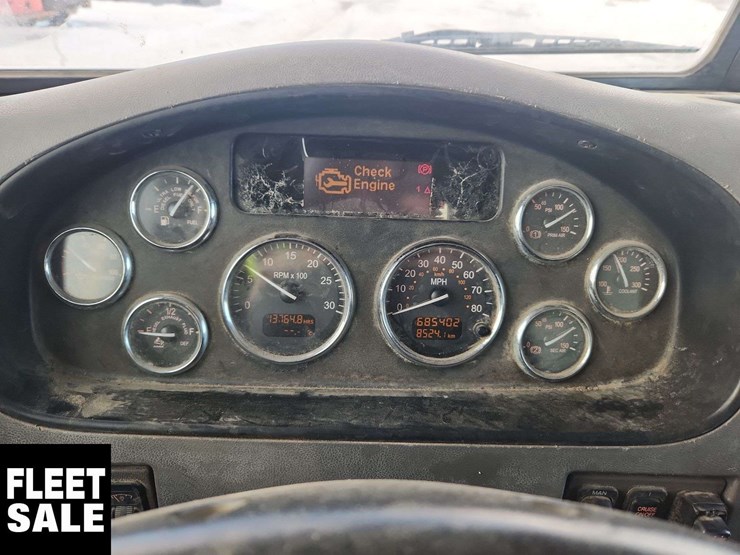 2011-peterbilt-348-image-19