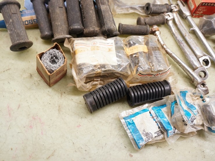 british---triumph-bsa-norton-miscellaneous-parts-lot-image-3