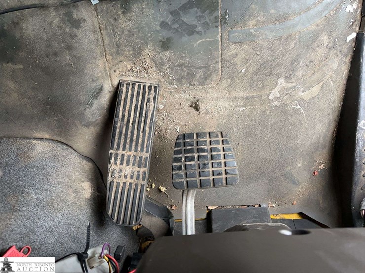 2011-freightliner-m2-106-image-25