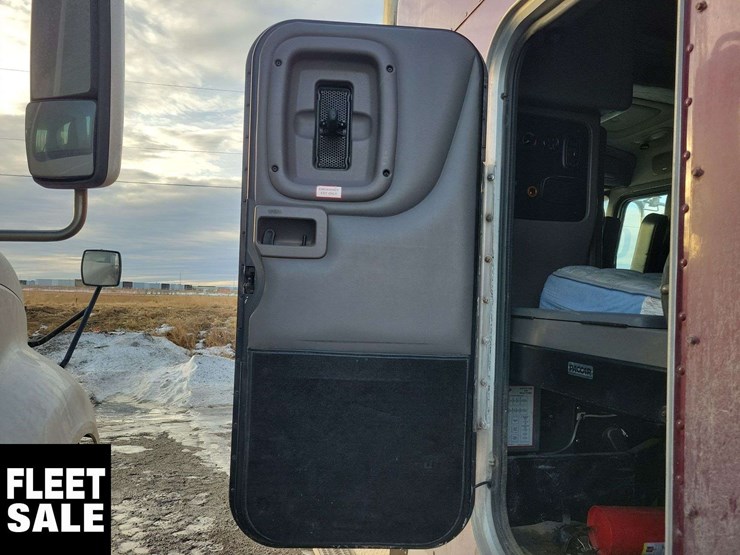 2016-peterbilt-389-image-34