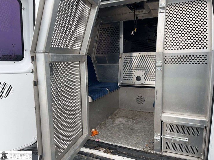 2014-ford-cargo-image-30