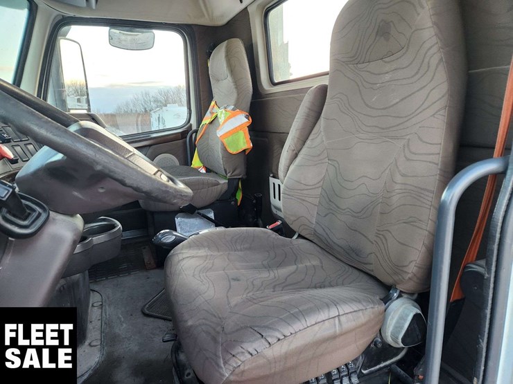 2015-volvo-vnl-t/a-day-cab-tractor-image-17