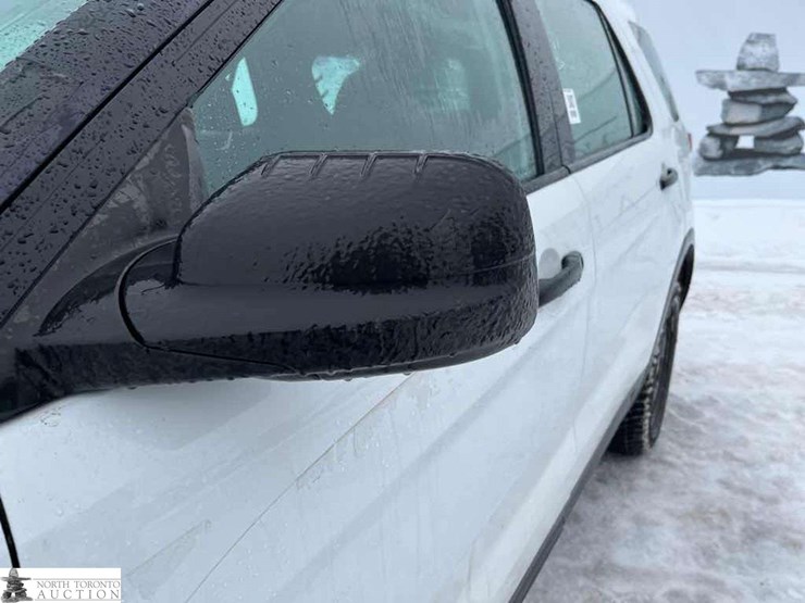 2017-ford-explorer-image-24